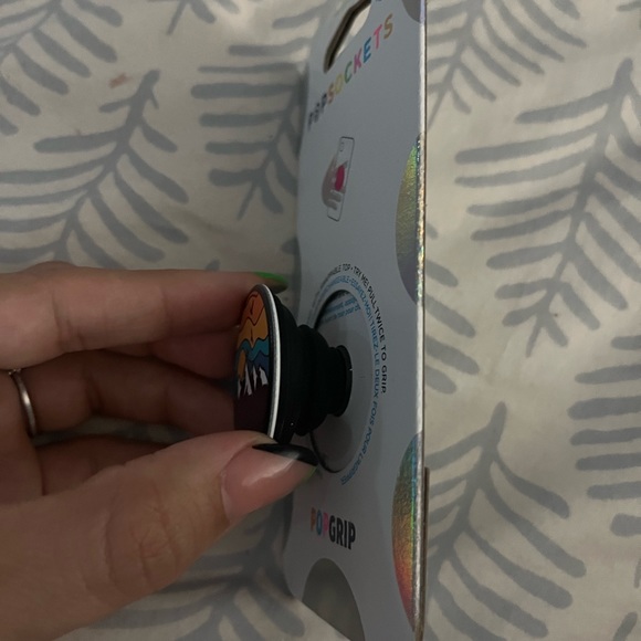 Pop socket with mountain scene - Picture 4 of 5